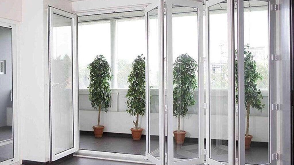 نصب انواع شیشه های آکاردئونی نصب انواع شیشه های آکاردئونی